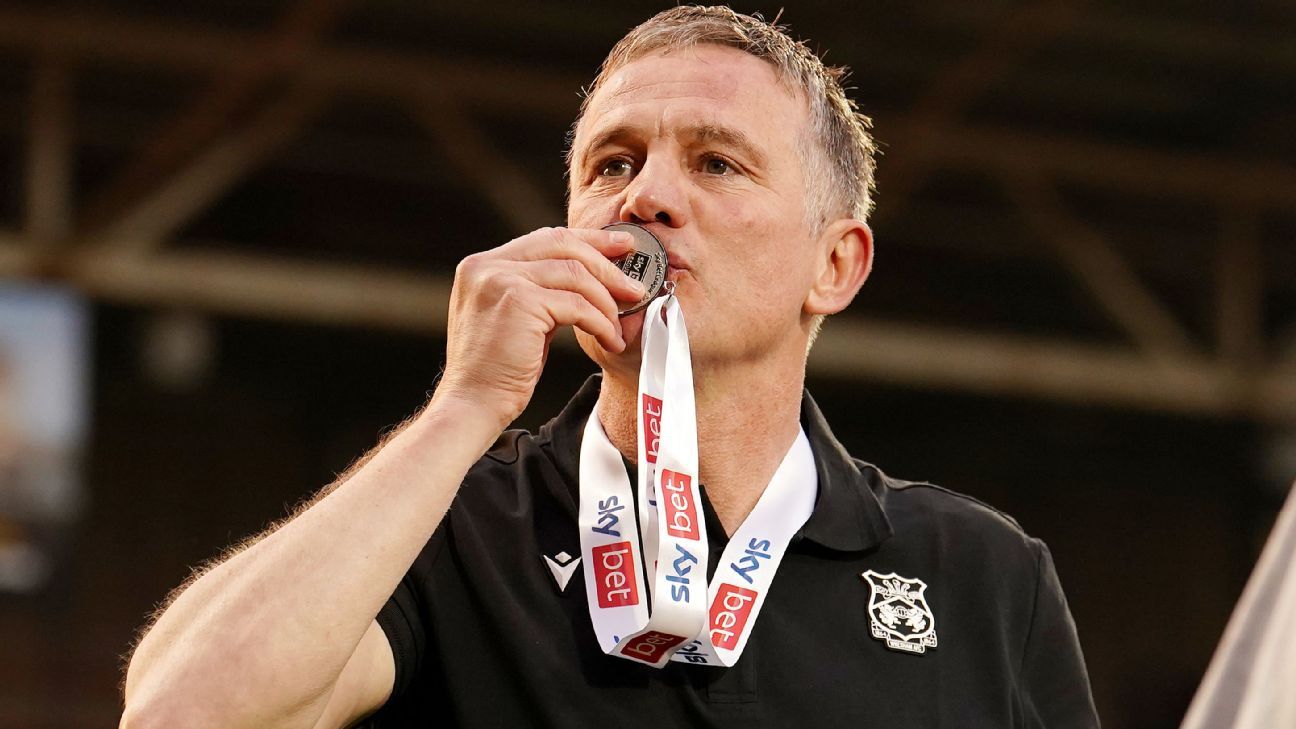 Politica Wrexham Plan „No Superstars” – Parkinson