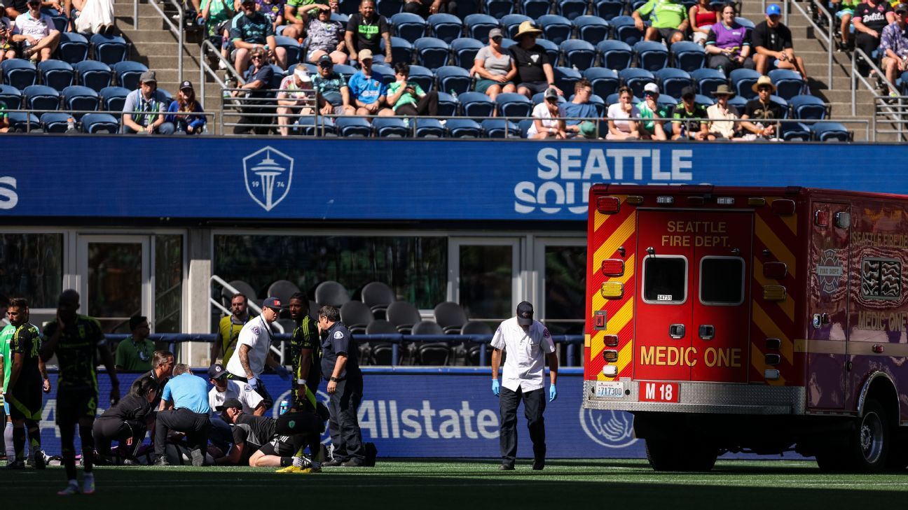 Sounders GK Frei luate de pe teren în ambulanță