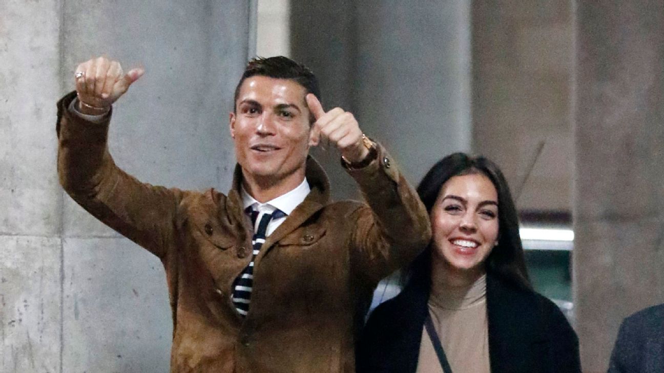 💍 Cristiano Ronaldo, logodnicul împărtășește un inel orbitor