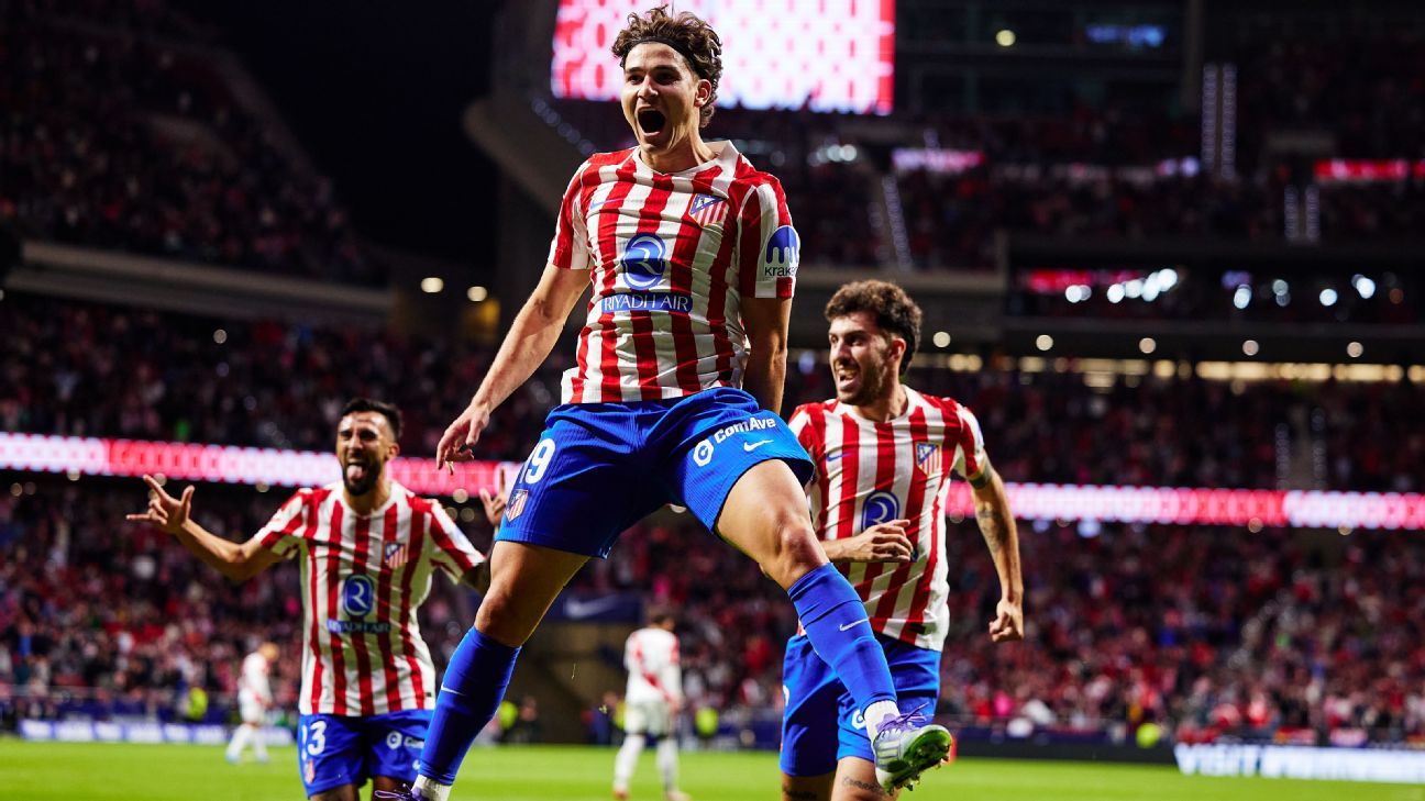 Simeone salută Álvarez după hat trick spectaculos