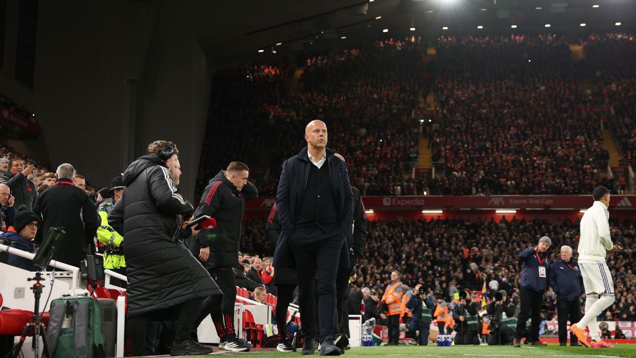 Mulțimea zbuciumată din Anfield îl sprijină pe Slot în timp ce Liverpool revine la formă