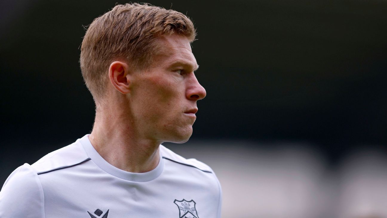 McClean de la Wrexham spune că a aruncat un pumn în fan