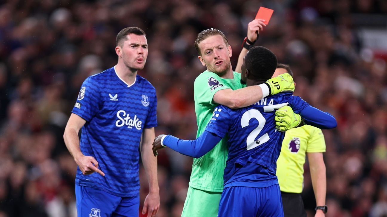 Gueye de la Everton a fost eliminat după ce l-a pălmuit pe coechipierul