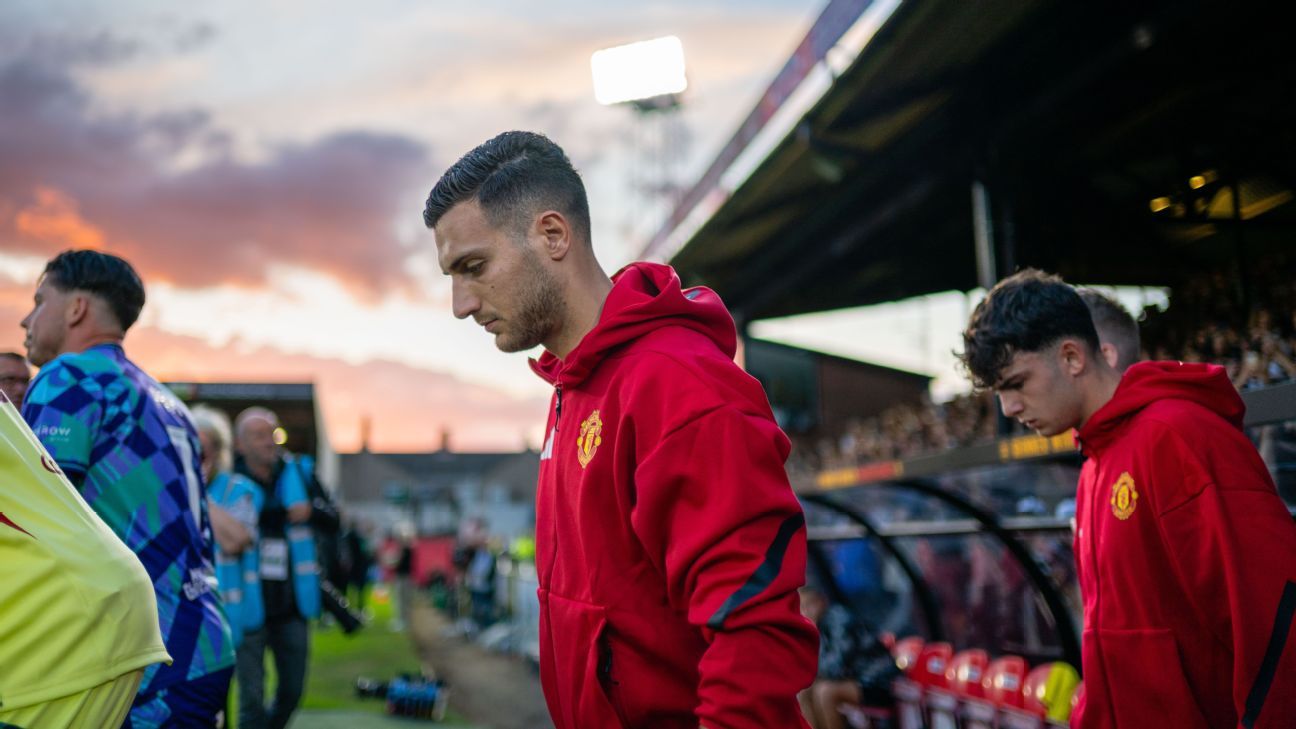 Zvonuri despre transferuri, știri: Real Madrid îl vizează pe Dalot de la Man United