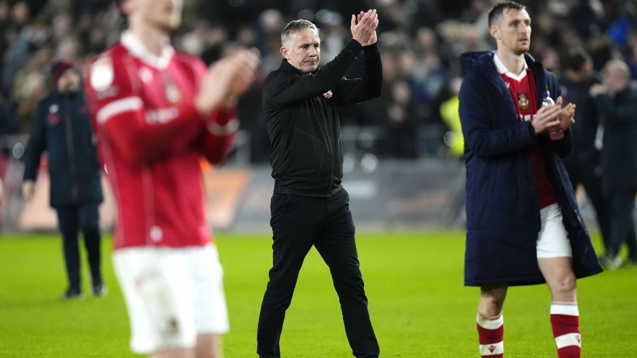 Șeful lui Wrexham îl apără pe portar după o gafă în derby