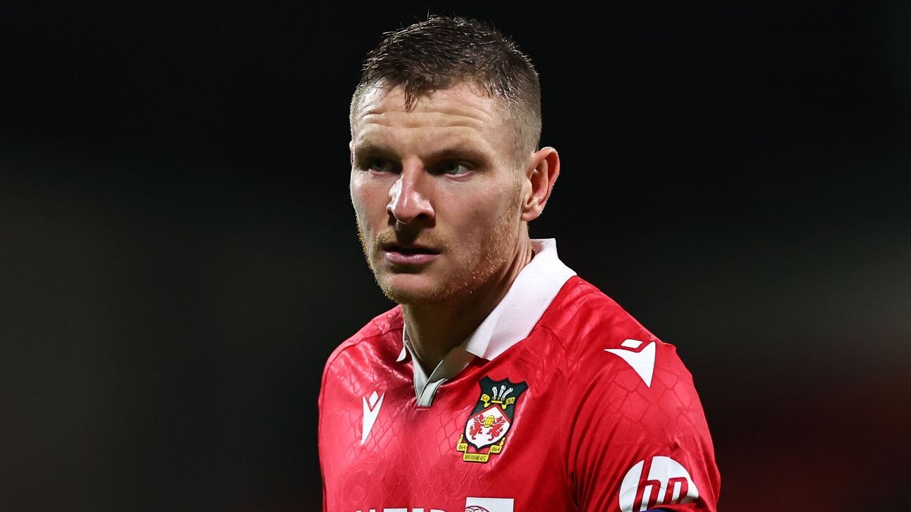 Eroul Wrexham Paul Mullin se întoarce în club