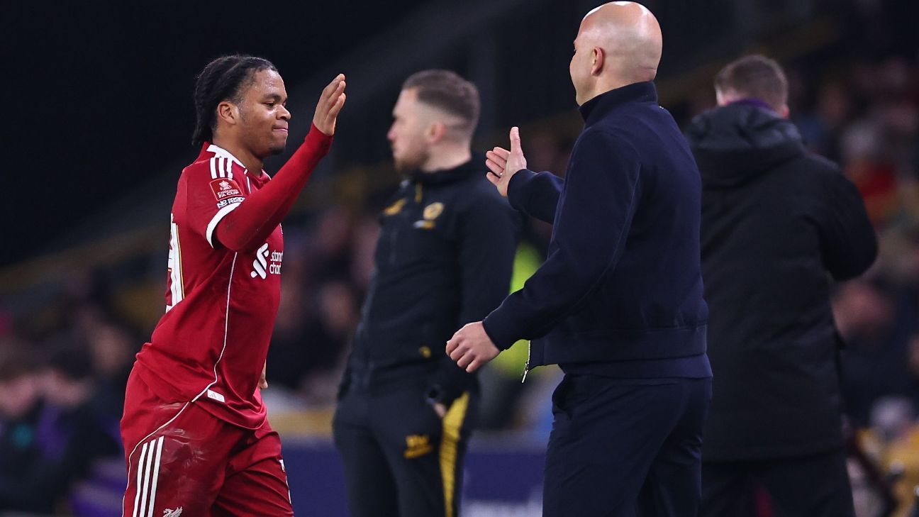 Slot îl salută pe Ngumoha „special” în timp ce Liverpool ajunge la QF